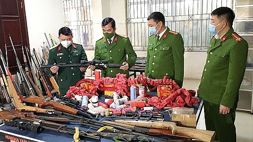 Súng tự chế, vũ khí, vật liệu nổ do Công an huyện Yên Thế thu hồi.
