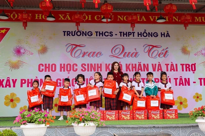 Tiến sĩ, nhà giáo Hà Thị Kim Sa, Hiệu trưởng Trường THCS-THPT Hồng Hà Tặng quà cho các em học sinh có hoàn cảnh khó khăn 