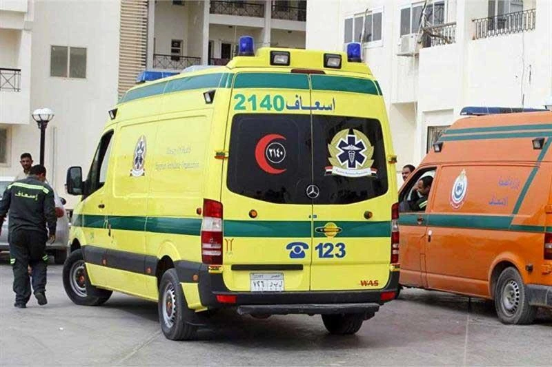 Xe cứu thương đưa người bị thương đến bệnh viện. (Nguồn: Ahram