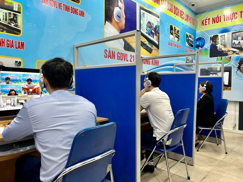 Đại diện các DN đang phỏng vấn người lao động tại Phiên Giao dịch việc làm trực tuyến kết nối 9 tỉnh, TP. Ảnh: Thủy Trúc.