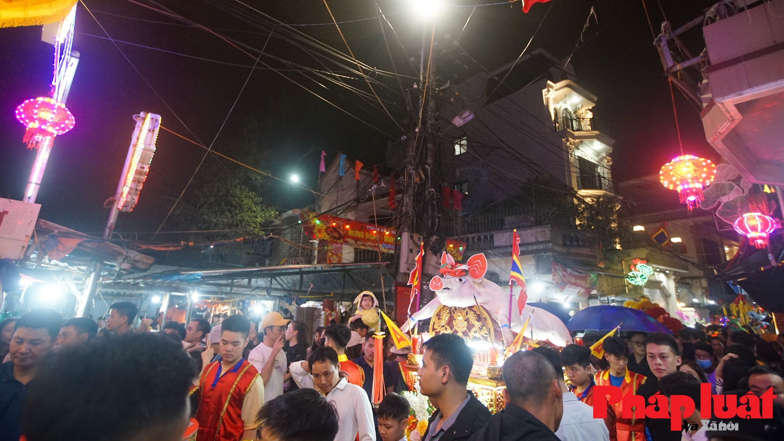 Rộn ràng lễ hội rước "ông lợn" truyền thống trong đêm ở Hà Nội