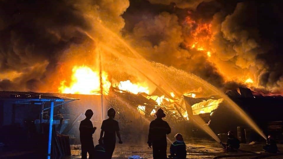 Cháy lớn xưởng sản xuất hạt nhựa ở Hải Phòng trong đêm
