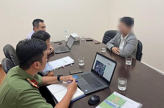 Cơ quan chức năng làm việc với TikToker Nờ Ô Nô. Ảnh: Sở Thông tin và Truyền thông TP Hồ Chí Minh
