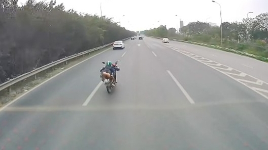 Điều khiển xe máy “diễn xiếc” trên Đại lộ Thăng Long, nam thanh niên bị tạm giữ hình sự