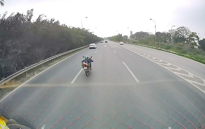 Khởi tố thanh niên đi xe máy “diễn xiếc” trên đại lộ Thăng Long