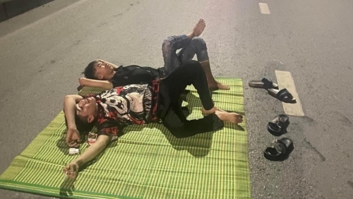 Triệu tập 2 thanh niên trải chiếu nằm trên quốc lộ chụp ảnh