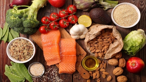 8 nhóm thực phẩm nên ăn để giảm đau khớp, viêm khớp dạng thấp trong thời tiết lạnh