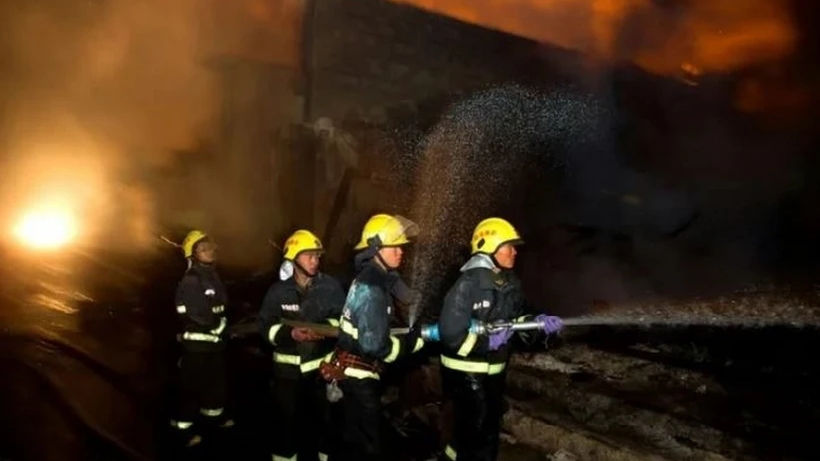 Cháy lớn tòa nhà dân cư lúc rạng sáng khiến 15 người tử vong