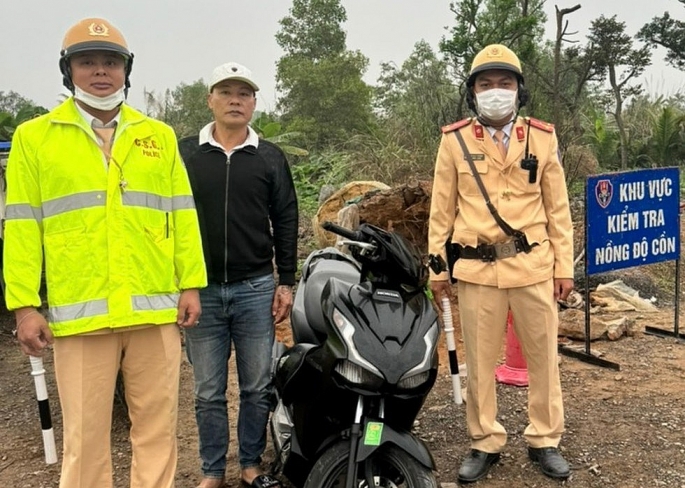 Trạm CSGT Lưu Kiếm phát hiện xe máy bị trộm cắp tại km7-200 QL10 địa bàn huyện Thuỷ Nguyên (ông G.áo đen - chủ xe máy)