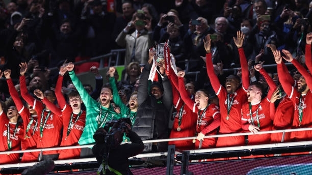 Liverpool "vượt mặt" Man Utd sau chức vô địch League Cup