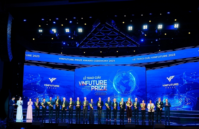 Hai nhà sáng lập Quỹ VinFuture tặng hoa cho Hội đồng Giải thưởng tại Lễ trao giải VinFuture 2023.