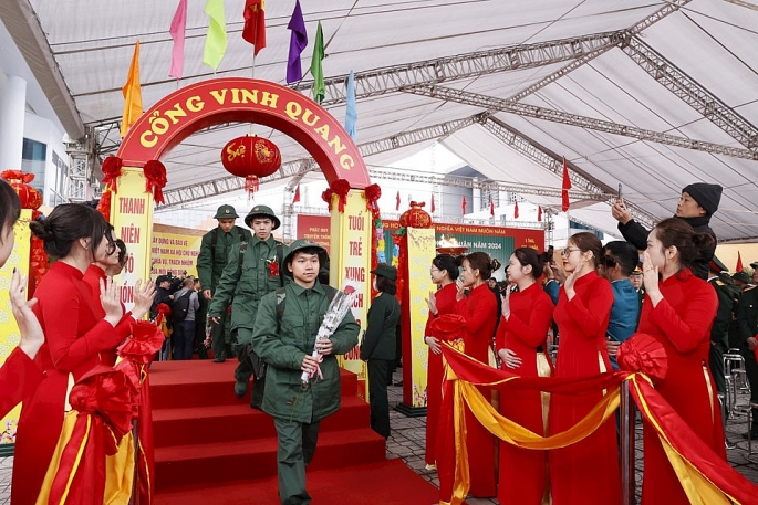 Các tân binh quận Hoàng Mai bước qua “Cổng vinh quang” lên đường nhập ngũ.