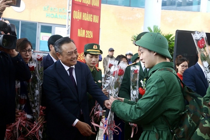 Chủ tịch UBND TP Hà Nội Trần Sỹ Thanh tặng hoa động viên, tiễn tân binh lên đường nhập ngũ. Ảnh: Phạm Hùng