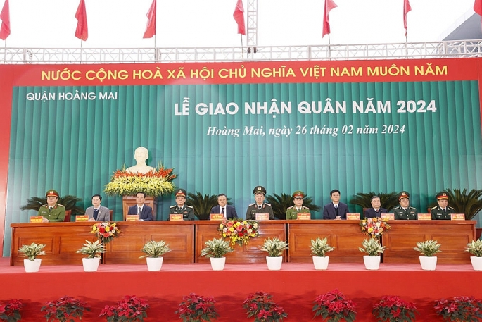 Các đại biểu tham dự lễ giao nhận quân năm 2024 quận Hoàng Mai. Ảnh: Phạm Hùng