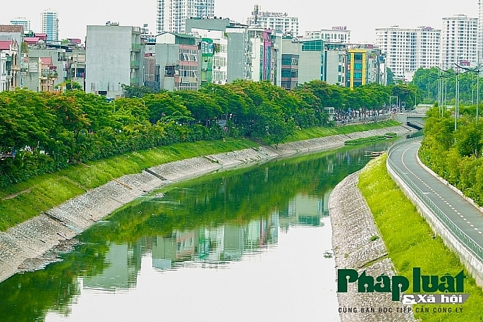 Hình ảnh dòng nước ở sông Tô Lịch xanh mát hai bên bờ sông. Ảnh: Khánh Huy