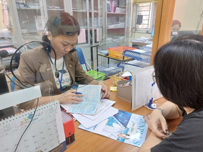 Giải quyết thủ tục cho người dân tại bộ phận một cửa phường Hoàng Văn Thụ, quận Hoàng Mai, Hà Nội                                                                           Ảnh: Công Phương