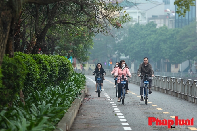 -	Người dân Hà Nội đạp xe tuyến đường dành riêng cho xe đạp. Ảnh: Khánh Huy