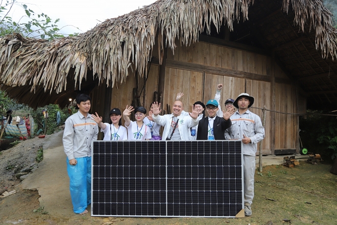 Thành Trung và các thành viên Từ Thiện Thật thực hiện dự án “Đánh cắp mặt trời”