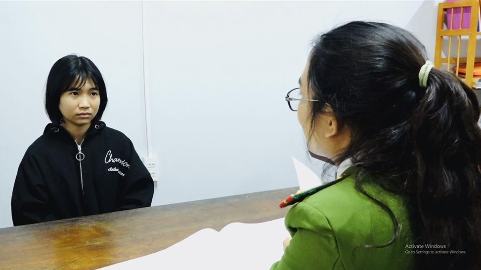 Cô gái tên Trần Khả Ái bị khởi tố vì lừa đảo bán vé máy bay