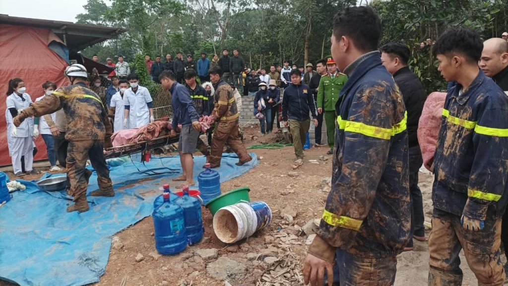 Lực lượng chức năng nỗ lực trục vớt các nạn nhân trong vụ sập giếng tại Ba Vì