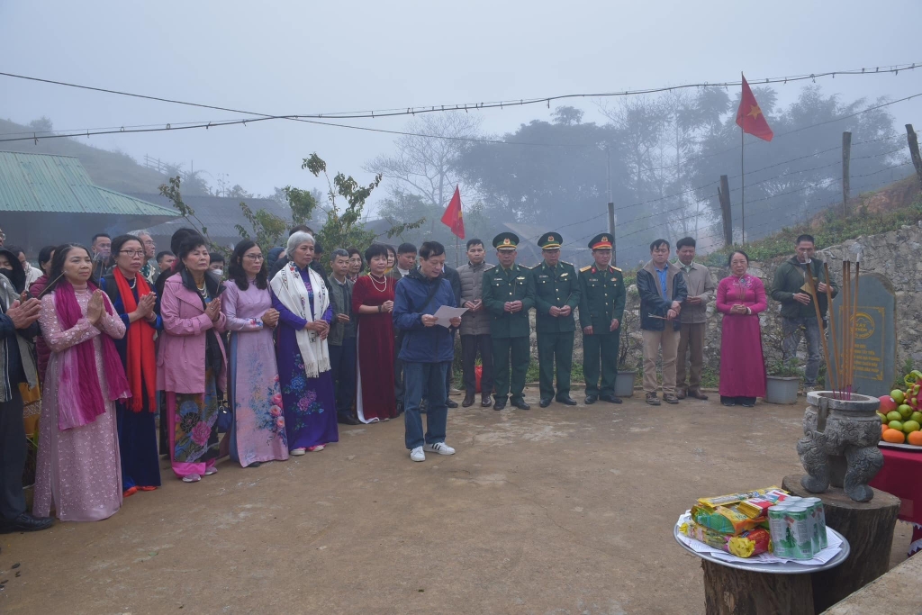 Chia sẻ yêu thương với học sinh miền cao Sài Khao