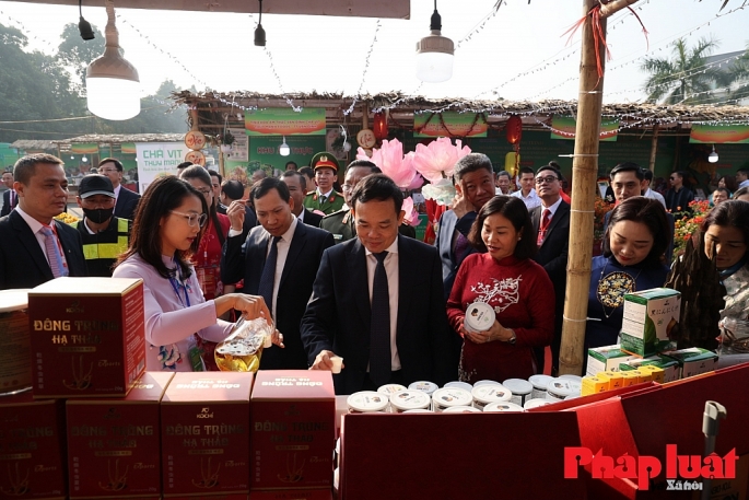 Chương trình triển lãm, thương mại và giới thiệu sản phẩm OCOP làng nghề 2023 tại huyện Ứng Hòa (Hà Nội) đẩy mạnh kết nối giao thương, tiêu thụ sản phẩm giữa Hà Nội và các tỉnh, thành phố.	Ảnh: Khánh Huy