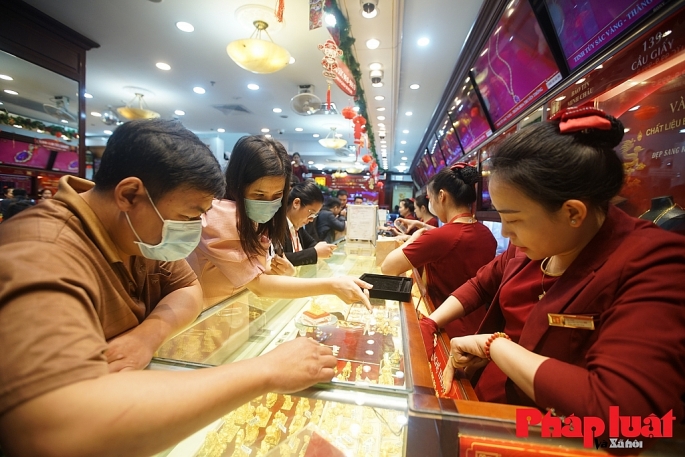 Khách hàng đang giao dịch vàng tại Bảo tín Minh Châu, phố Trần Nhân Tông, Hà Nội.		Ảnh: Khánh Huy