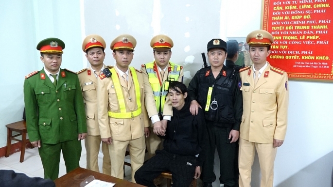 Lực lượng phối hợp kiểm tra, xử lý vi phạm nồng độ cồn và ma túy phát hiện, bắt giữ đối tượng Trần Văn Lợi. Ảnh: Công an tỉnh Quảng Bình