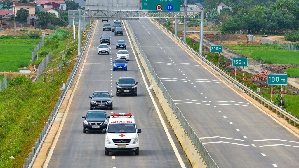 Khẩn trương xây dựng, ban hành Quy chuẩn kỹ thuật Quốc gia về đường bộ cao tốc trong quý 1/2024