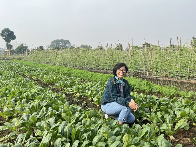 Chị Nguyễn Thị Thu trên cánh đồng rau được sử dụng phân bón hữu cơ. Ảnh: Thu Nguyễn