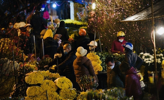 Chợ hoa Quảng An tấp nập kẻ mua người bán trong đêm. Ảnh: MP
