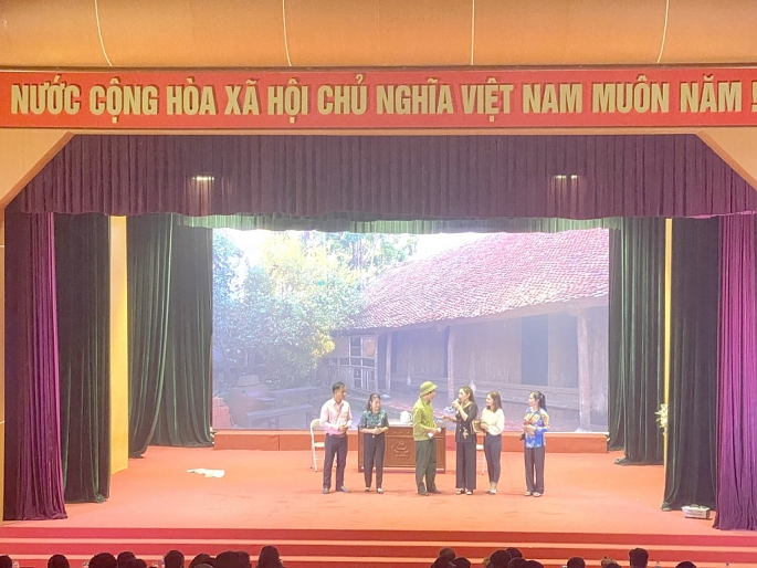 Bà Đỗ Thị Chanh cùng thành viên Tổ hòa giải thôn Thuận Tốn, xã Đa Tốn trong tiểu phẩm dự thi cuộc thi “Hòa giải viên giỏi” TP Hà Nội năm 2023	Ảnh: Bạch Dương