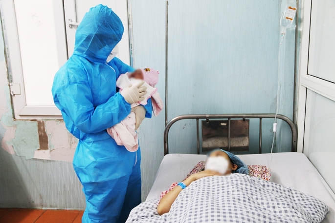 Hình ảnh nhân viên y tế Bệnh viện đa khoa huyện Thạch Thất chăm sóc người bệnh trong dịch Covid-19                           Ảnh: Công Phương