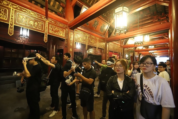 Tour đêm “Tinh hoa đạo học” tại Văn Miếu – Quốc Tử Giám đang trở thành điểm đến hấp dẫn du khách                          Ảnh: Khánh Huy