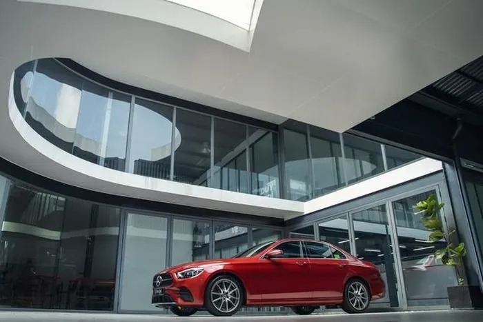 Mẫu xe sedan hạng sang Mercedes-Benz E 300 AMG giảm giá hơn 320 triệu đồng.