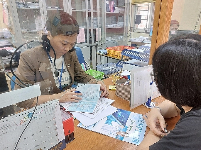Giải quyết thủ tục cho người dân tại bộ phận một cửa phường Hoàng Văn Thụ, quận Hoàng Mai, Hà Nội. Ảnh: Công Phương