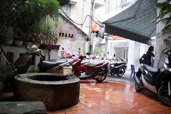 Mặc dù nhà nhà đều có nước máy, nhưng người dân ở ngõ Hàng Chỉ, quận Hoàn Kiếm, Hà Nội vẫn thường xuyên sử dụng nước giếng khơi để phục vụ sinh hoạt như giặt giũ, tưới cây… Ảnh: Triệu Tâm 