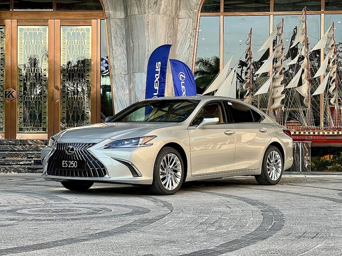 Lexus ES 250 2023 là phiên bản sedan