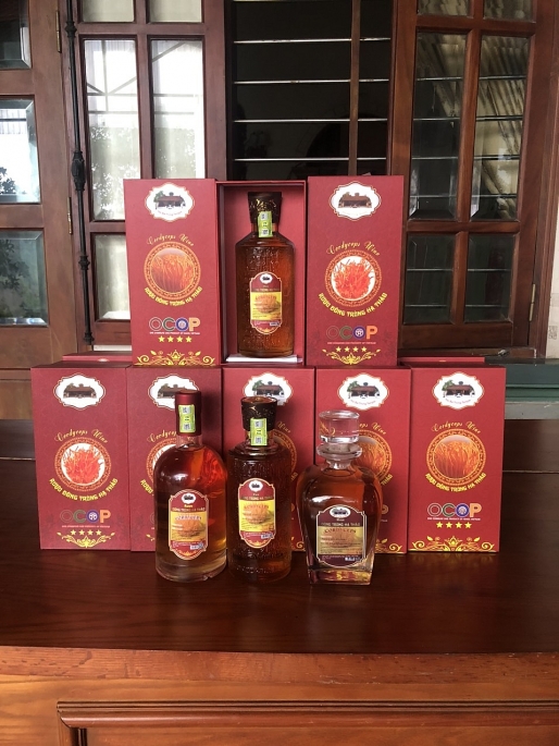 Sản phẩm rượu Đông trùng Hạ thảo  - sản phẩm OCOP 4 sao của huyện Phúc Thọ, Hà Nội. Ảnh: Văn Biên