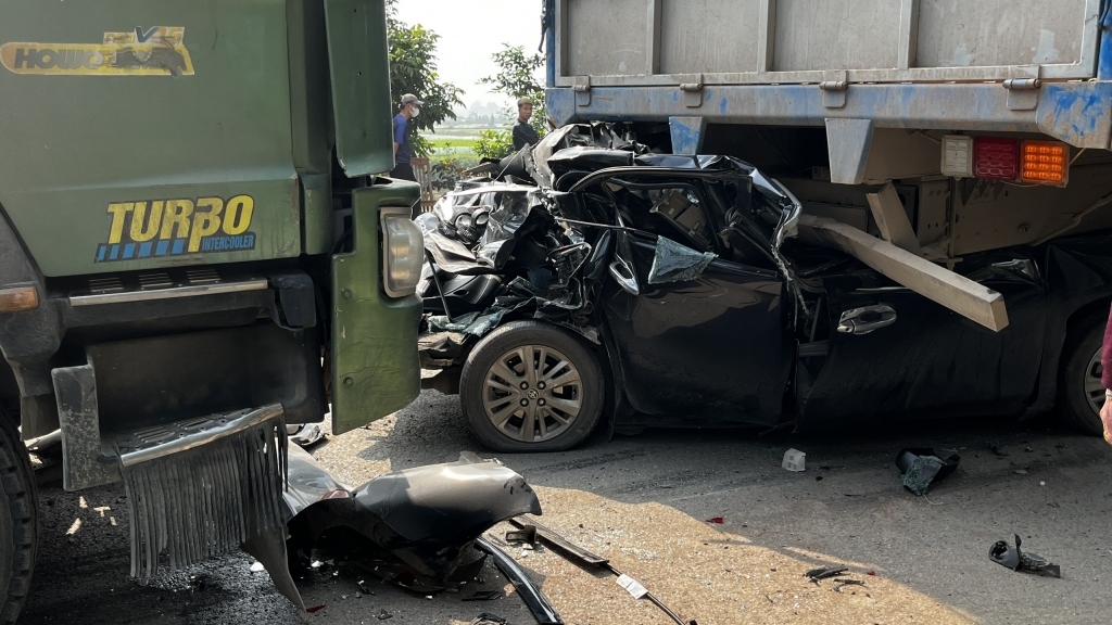 Ô tô con lọt gầm xe tải sau tai nạn liên hoàn ở Hà Nội khiến 1 người tử vong