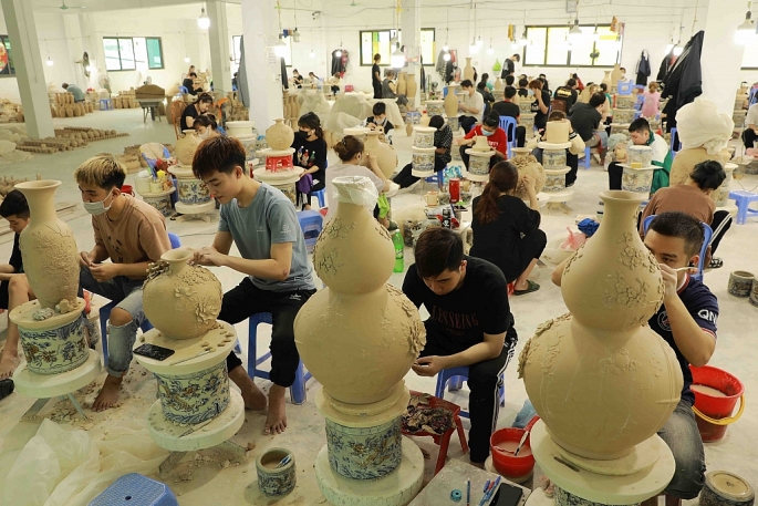 Sản xuất các sản phẩm gốm sứ ở làng nghề gốm sứ Bát Tràng. Ảnh: Minh Sơn