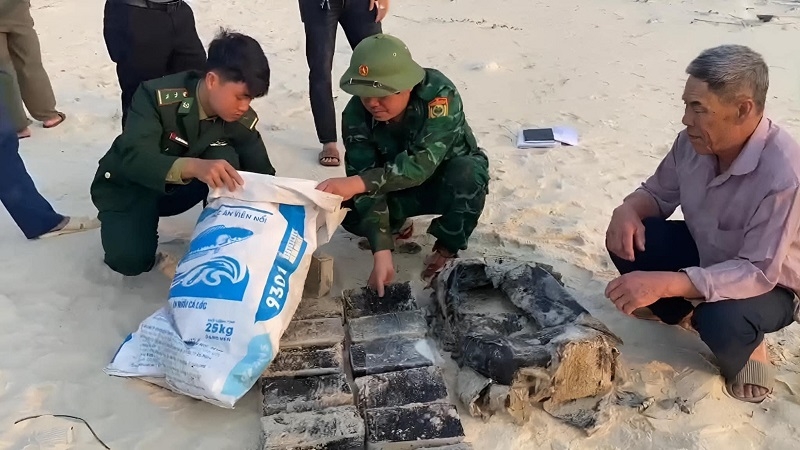 Quảng Bình: Phát hiện hàng chục kg nghi ma tuý trôi dạt vào bờ biển