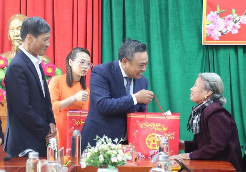 Chủ tịch Ủy ban nhân dân thành phố Hà Nội Trần Sỹ Thanh tặng quà cho gia đình chính sách tại thị xã Sơn Tây. (Ảnh: HUY DƯƠNG)