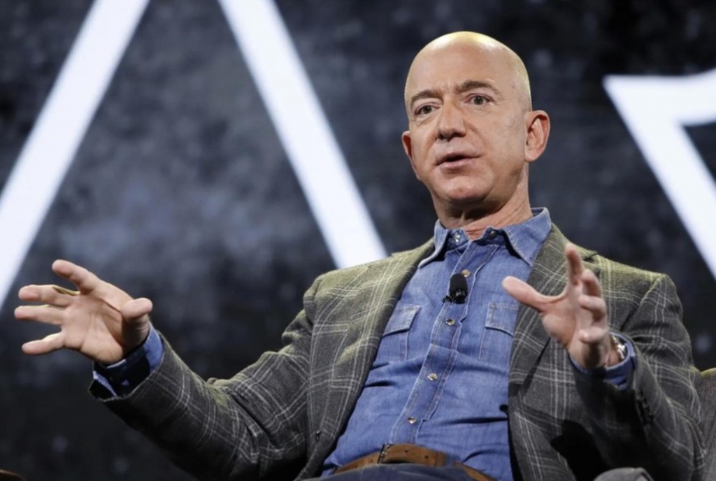 Tỷ phú Jeff Bezos trở lại vị trí người giàu nhất thế giới