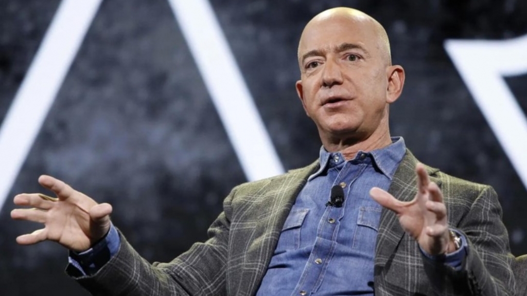 Tỷ phú Jeff Bezos trở lại vị trí người giàu nhất thế giới