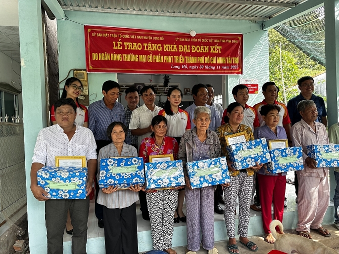Tại huyện Long Hồ tỉnh Vĩnh Long, HDBank đã trao tặng 8 căn nhà đại đoàn kết cho hộ nghèo, hộ cận nghèo trên địa bàn huyện.