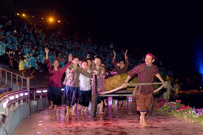 -	Show diễn thực cảnh “Tinh hoa Bắc Bộ” gồm 250 diễn viên tái hiện chân thực đời sống văn hóa đồng bằng Bắc Bộ Ảnh: Minh An