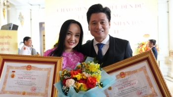 Vợ chồng Tấn Minh - Thu Huyền nhân đôi niềm vui khi cùng được trao danh hiệu NSND