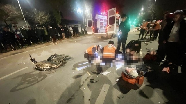 2 xe máy đấu đầu trên đường phố Hà Nội khiến 3 người thương vong