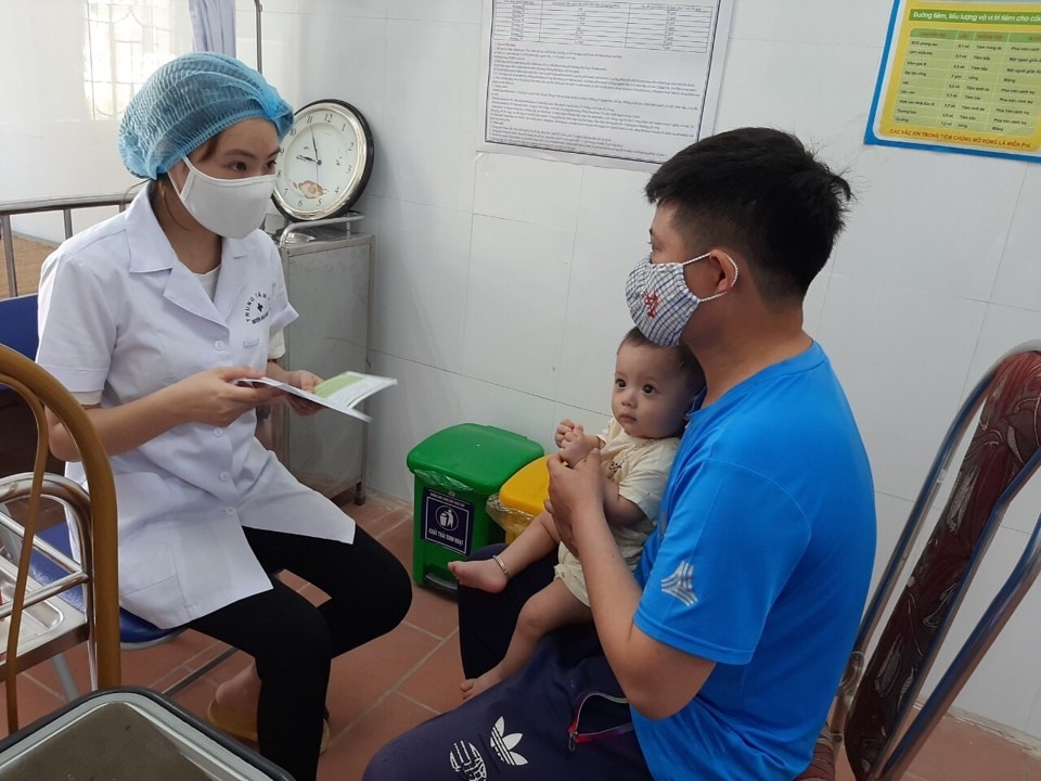 Thăm khám cho bệnh nhân tại Trung tâm y tế huyện Hoài Đức. Ảnh: Minh Châu